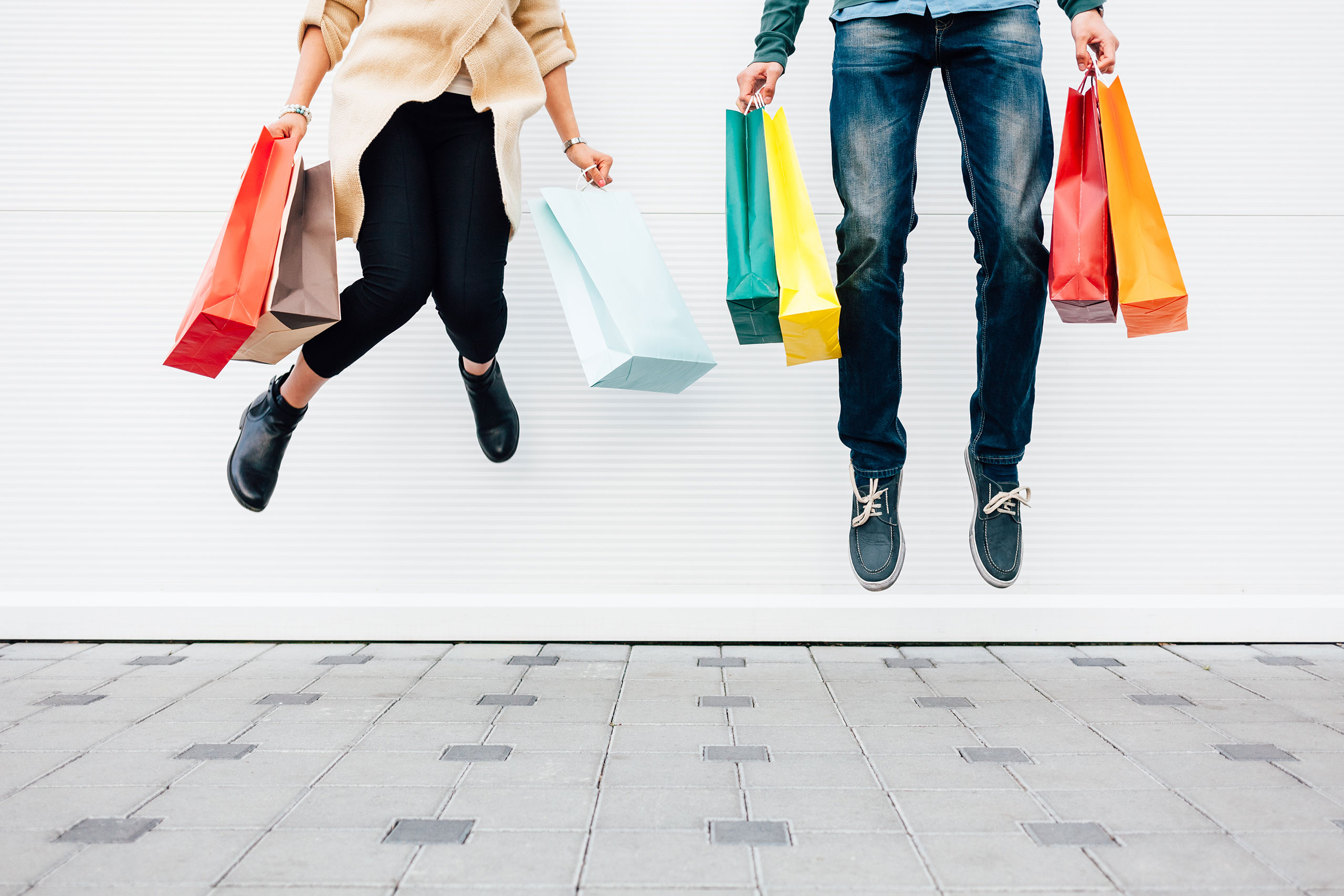 Shopping boys. Удобная одежда для шопинга. Мужчина шоппинг. Девушка с покупками. Шоппинг пара.